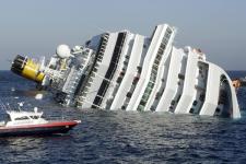 Затонувший океанский лайнер Costa Concordia начнут поднимать 16 сентября 