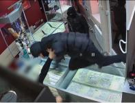 Два рецидивиста дерзко ограбили ювелирный магазин в Богородске 