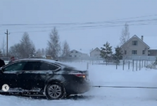 Машина замглавы Нижегородской области застряла в сугробе в Большом Мурашкине

 