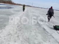 Троих рыбаков оторвало от берега на льдине в Борском районе 