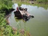 Легковушка упала в водоем в Нижегородской области 