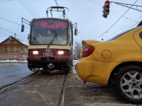 Трамваи №3, №27 и №417 встали в Нижнем Новгороде из-за автомобиля на путях 