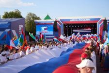 Многонациональное шествие со 100-метровым триколором прошло в Нижнем Новгороде 