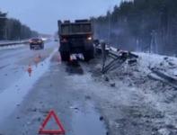 Пассажир грузовика пострадал в ДТП из-за взрыва колеса на М-7 в Нижегородской области 