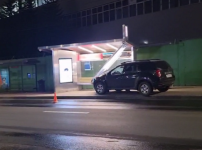 Водитель Renault потеряла сознание и врезалась в остановку в Нижнем Новгороде 