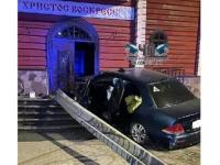Пьяный водитель Mitsubishi врезался в ворота церкви в Автозаводском районе 