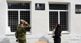 Мемориальную доску погибшему в СВО росгвардейцу установили в Сосновском районе 