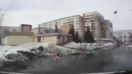 Ребенок провалился в яму на дороге в Дзержинске 