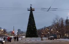 Новогодние елки начали устанавливать на площадях Минина и Горького 