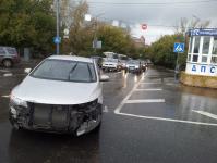 Такси «Везет» столкнулось с частным авто на Стрелке в Нижнем Новгороде 