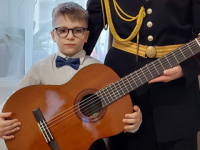 Замгубернатора Сергей Морозов подарил 7-летнему нижегородцу гитару 