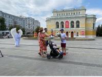 Волонтёры подарили нижегородцам ромашки в День семьи и любви 