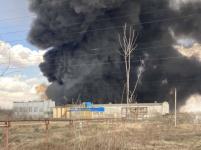 Три медбригады работают на месте пожара в промзоне Дзержинска 