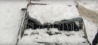 Снежная глыба раздавила машину на Рождественской в Нижнем Новгороде  