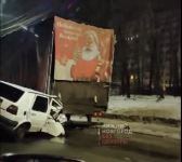Иномарка влетела под припаркованный большегруз в Нижнем Новгороде  