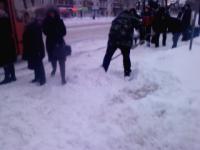 «Полоса препятствий для спецназа»: нижегородец возмущен завалами снега на Артельной 
