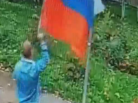 Два пьяных нижегородца выкрали флаг России с территории спецшколы  