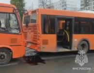 МЧС опубликовало видео с места ДТП с автобусами в Нижнем Новгороде  