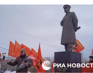 Правнук Сталина Бенсаад возложил цветы к его памятнику на Бору 