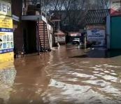 Площадь Сенную затопило в Нижнем Новгороде из-за бесхозной трубы 