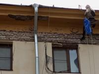 УК накажут за обрушение аварийной штукатурки с фасада дома на Большой Покровской 