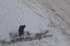 8-летний мальчик в одиночку очистил от снега двор в Канавине  