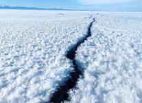 Нижегородец совершил забег по льду через озеро Байкал 