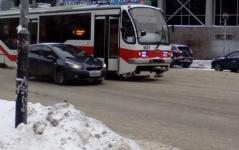 Брендированная легковушка врезалась в трамвай на Белинского 