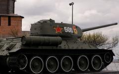 Танку Т-34-85 в Нижегородском кремле вернули исторический боевой номер 