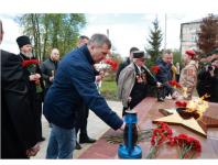 Вечный огонь зажгли у обелиска памяти погибшим в ВОВ в Володарске 