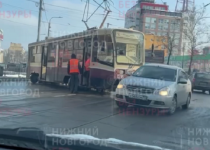 Трамвай №5 сошел с рельсов и перекрыл дорогу на площади Лядова  