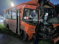 Нижегородец вылетел через лобовое стекло при столкновении автобуса со столбом на Автозаводе 