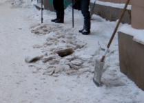 Учителя и школьники вышли на уборку снега в Автозаводском районе 