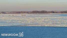 Сап-серферы прокатились на дрейфующей льдине в Нижнем Новгороде 