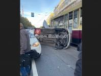 Такси с пассажиром врезалось в трамвай в центре Нижнего Новгорода 