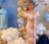 Актриса Наталья Бочкарева снялась в силуэтном платье после пластики живота 