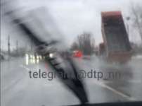 «КамАЗ» с поднятым кузовом оборвал провода в Нижнем Новгороде 