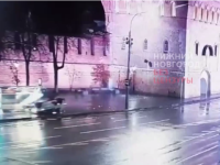 Опубликовано видео ДТП с перевернувшимся на площади Минина такси 