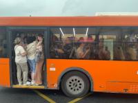 Водитель нижегородского автобуса не смог закрыть двери из-за давки 
