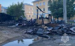 Сараи на площади 400 квадратных метров и автомобиль Toyota сгорели в Дзержинске 