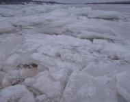 Два рыбака-пенсионера провалились под лед у Борского моста на Волге 28 марта 
