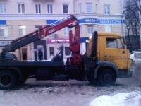 Эвакуатором перемещают машины при уборке снега в Нижнем Новгороде 