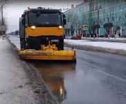 Дзержинские коммунальщики увлеклись уборкой воображаемого снега 